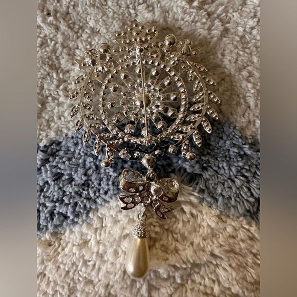 Silver and pearl drop broach - Picture 3 of 4